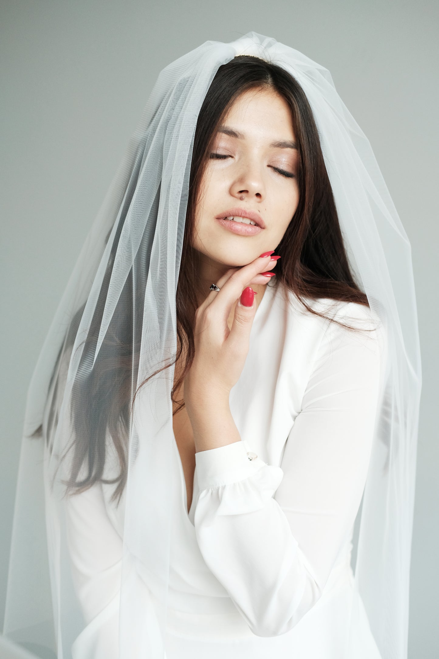 Elbow length veil