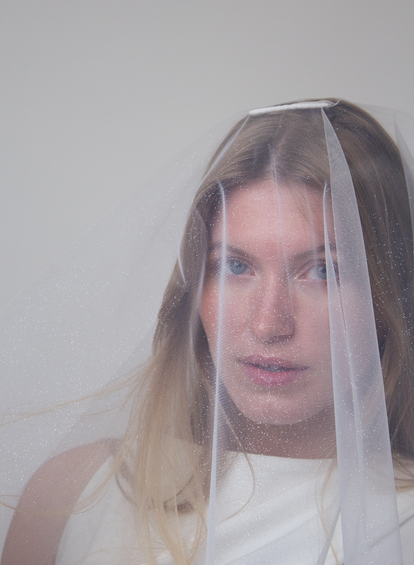 Mini drop glitter veil