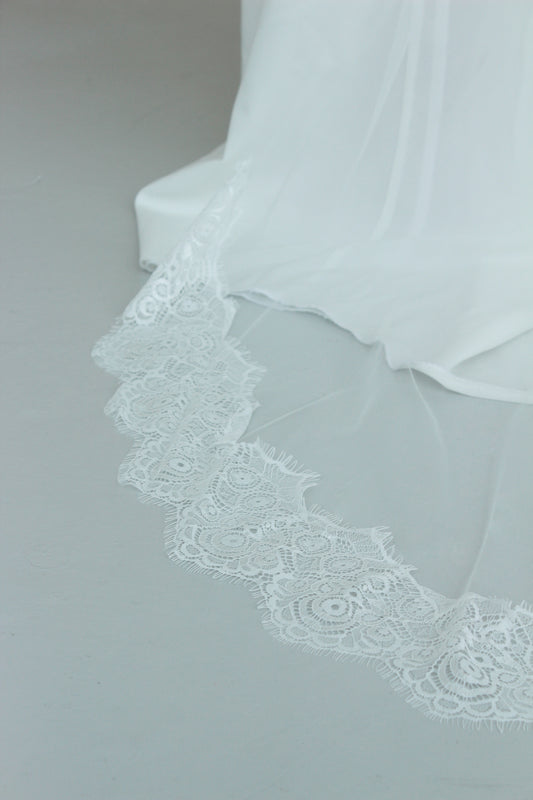 Long wedding veil with lace trim
