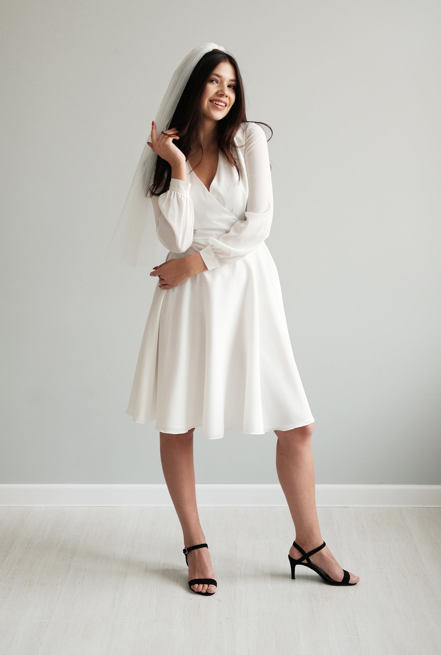 Elbow length veil