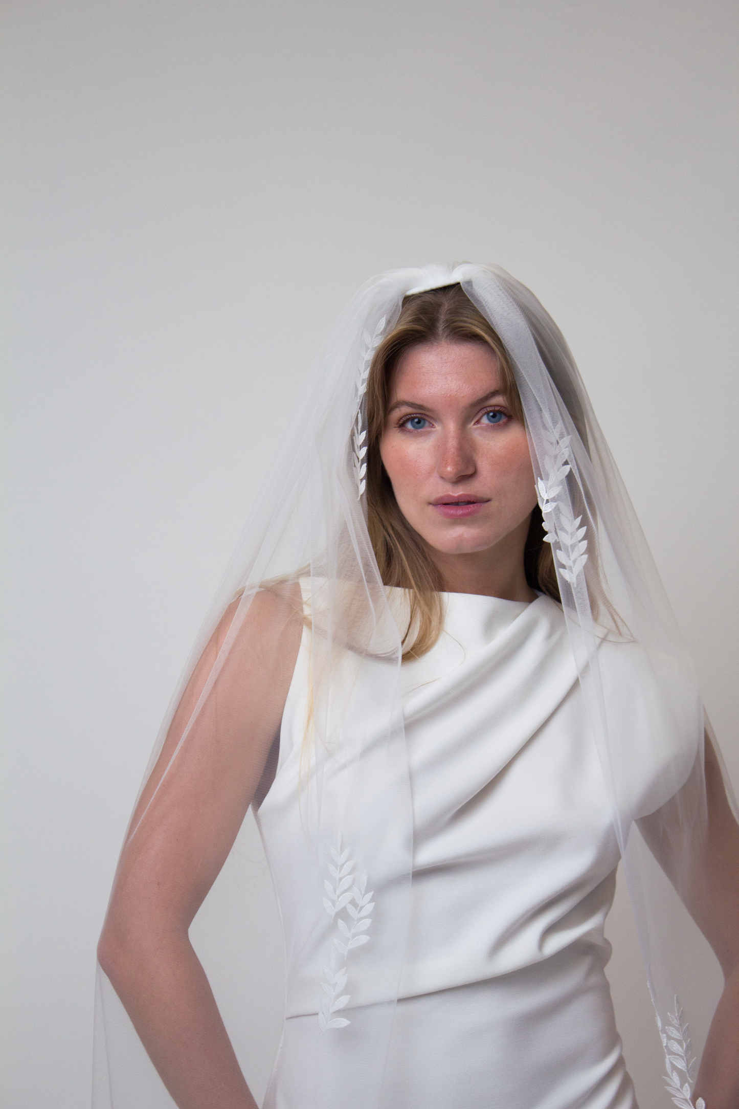Veil with leaf lace trim