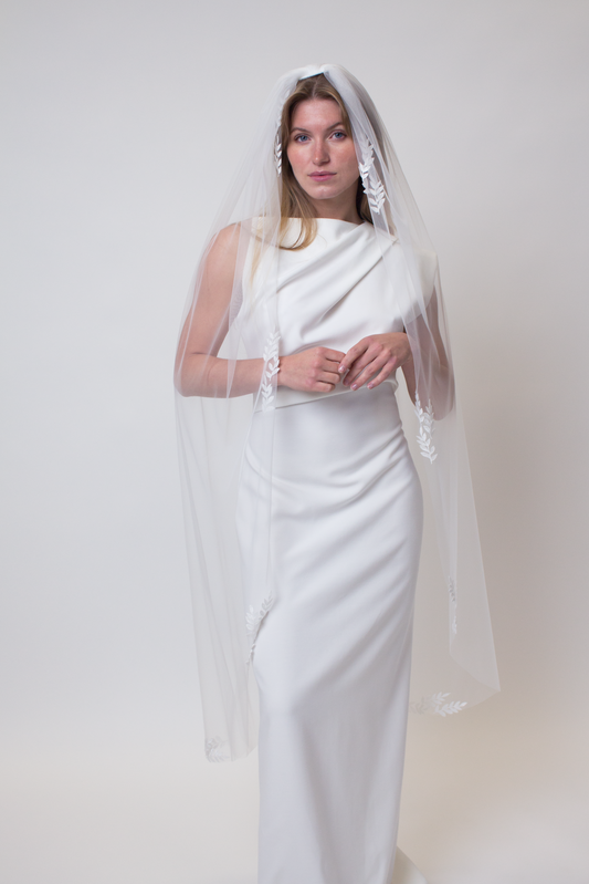 Veil with leaf lace trim