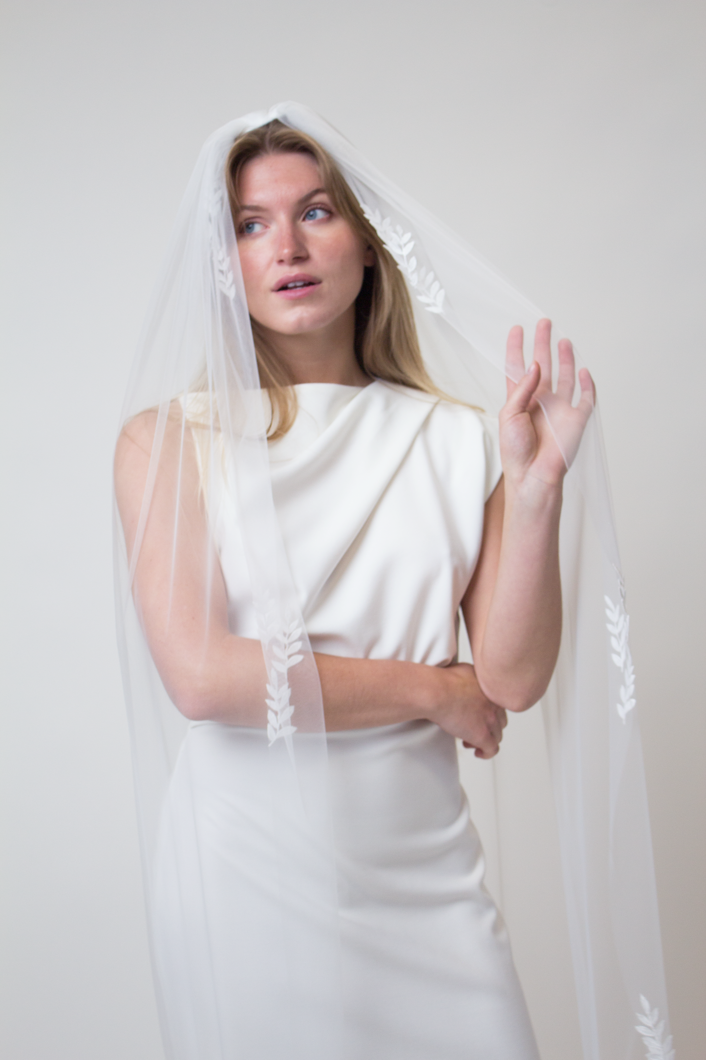 Veil with leaf lace trim