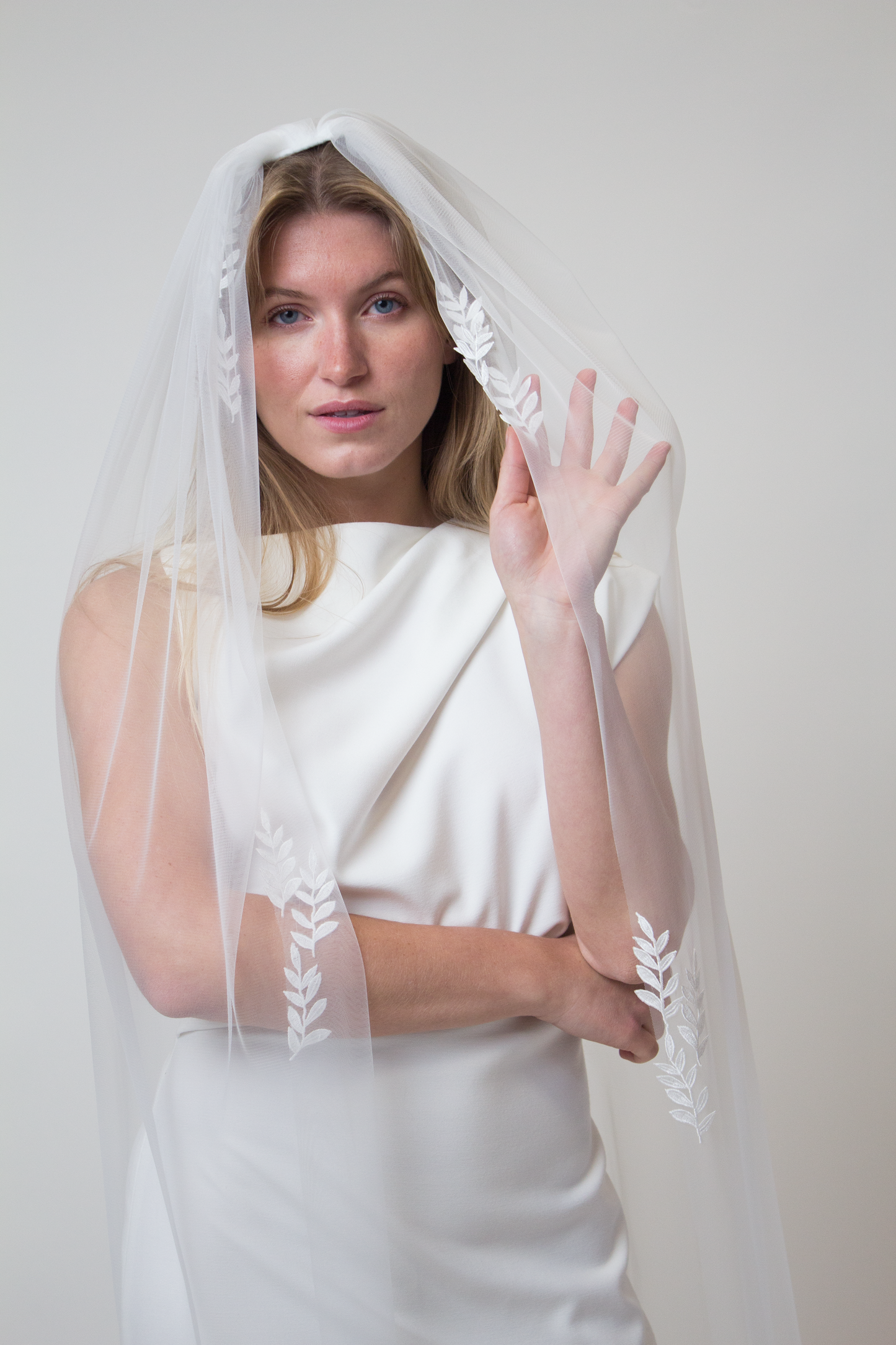 Veil with leaf lace trim